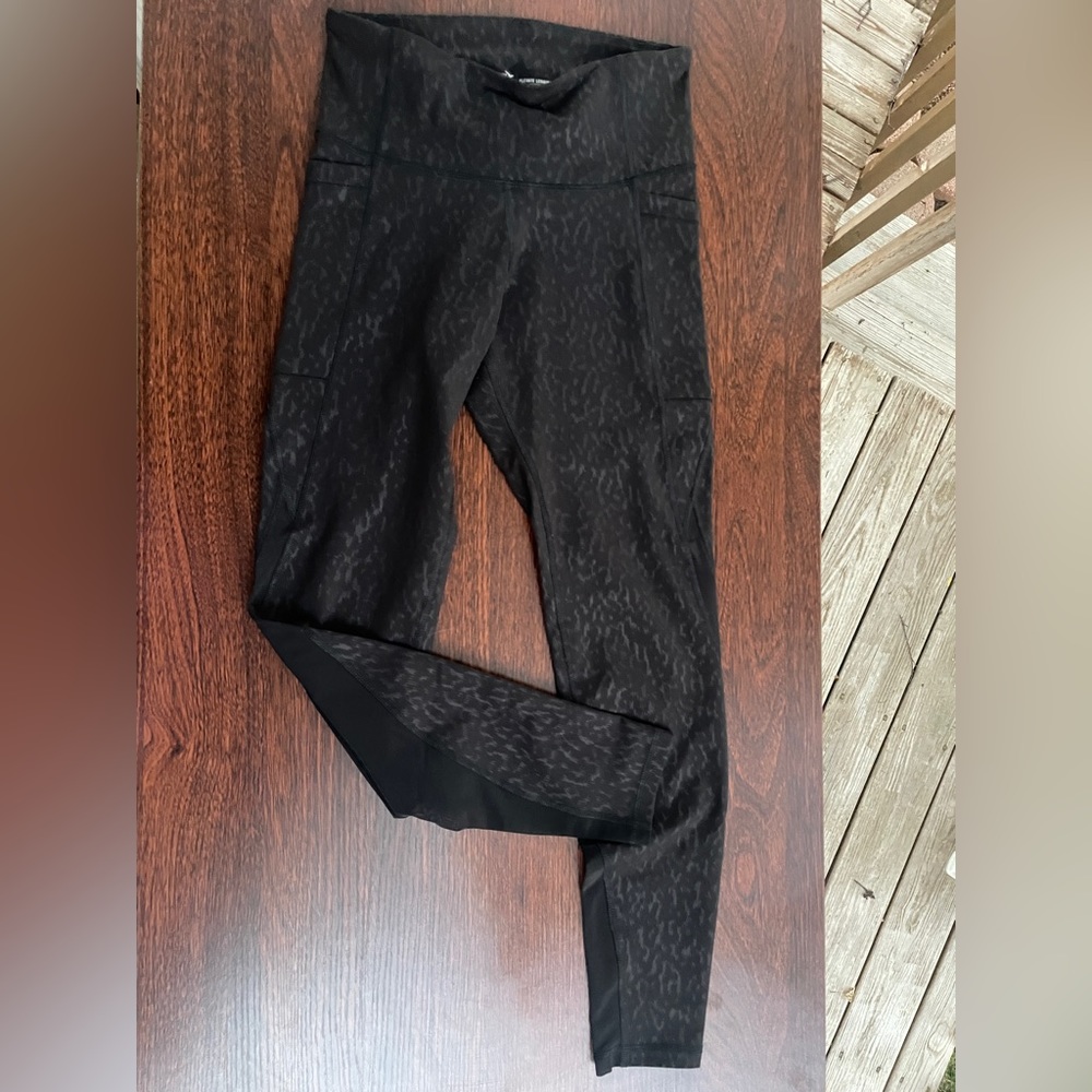 EUC Old Navy leopard print Elevate 7/8 Leggings